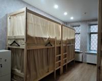 Кровать в мужском 8-местном номере (удобства на этаже)
