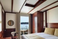Двухместный номер Comfort с балконом и seafront двуспальная кровать