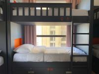 Кровать в общем номере (мужской номер) с балконом и с видом на море