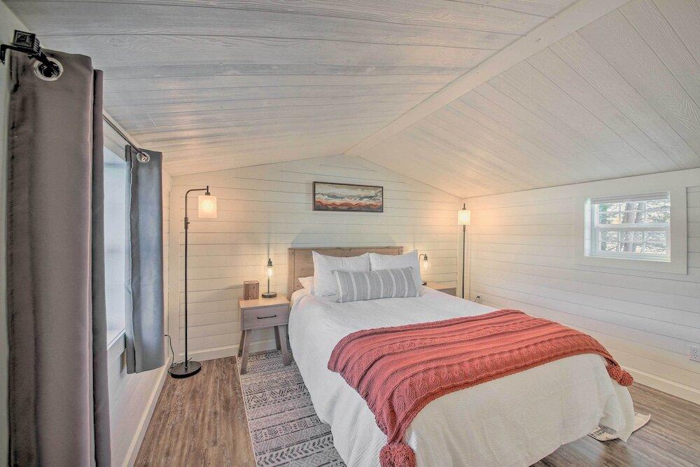 фото Contemporary Cabin w/ Mountain Views & Deck
