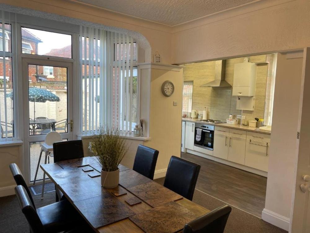 фото Spacious and stunning 4 bed house in Blackpool