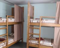 Кровать в мужском шестиместном номере на двухъярусной кроватим (общие удобства)
