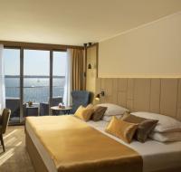 Двухместный номер Deluxe c 1 комнатой с балконом и с видом на море двуспальная кровать