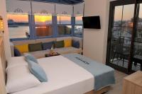 Двухместный номер Deluxe с балконом и с видом на море двуспальная кровать