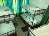 Кровать в общем номере с балконом и с красивым видом из окна