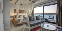 Двухместный номер Superior с балконом и с видом на море двуспальная кровать