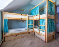 Кровать в общем номере (мужской номер) с балконом и с красивым видом из окна