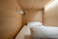 Одноместная капсула в восьмиместном номере односпальная кровать