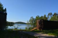 Домик с панорамным остеклением, террасой и видом на озеро