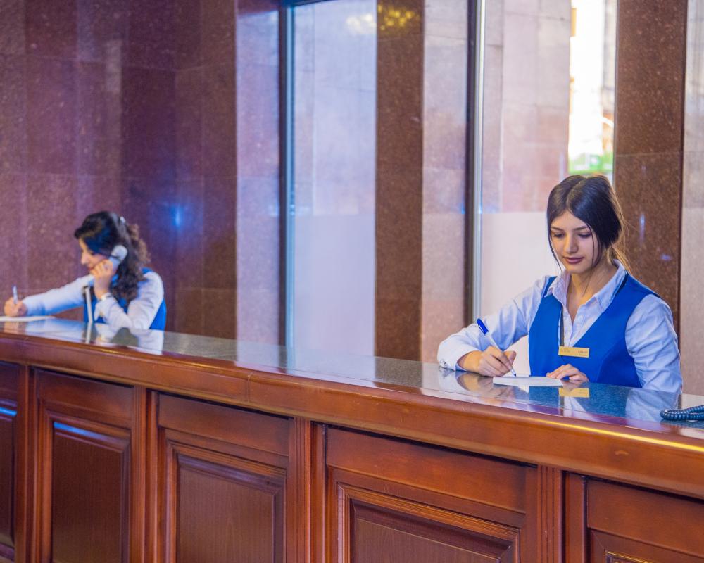 Отель ани ереван. Ани централ Ереван отель. Отель Ани централ ИНН Ереван. Централ отель Армения Ереван.