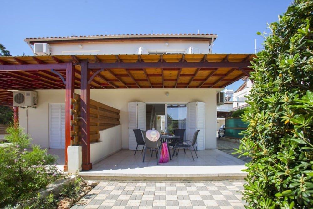 фото Villa for Rent in Larnaca 1012