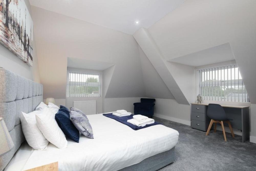 фото Crown Place 2 & 3 Bedroom Luxury Apts. with Parking in Shepperton