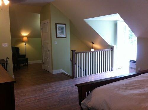 фото Colonial Charm Inn Bed & Breakfast