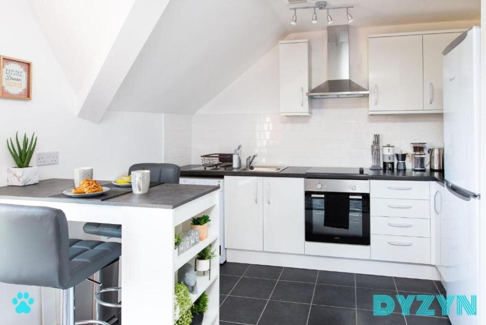 фото River View - 1 Bed Serviced Apartment in Cardiff City Center - Street Parking - By DYZYN