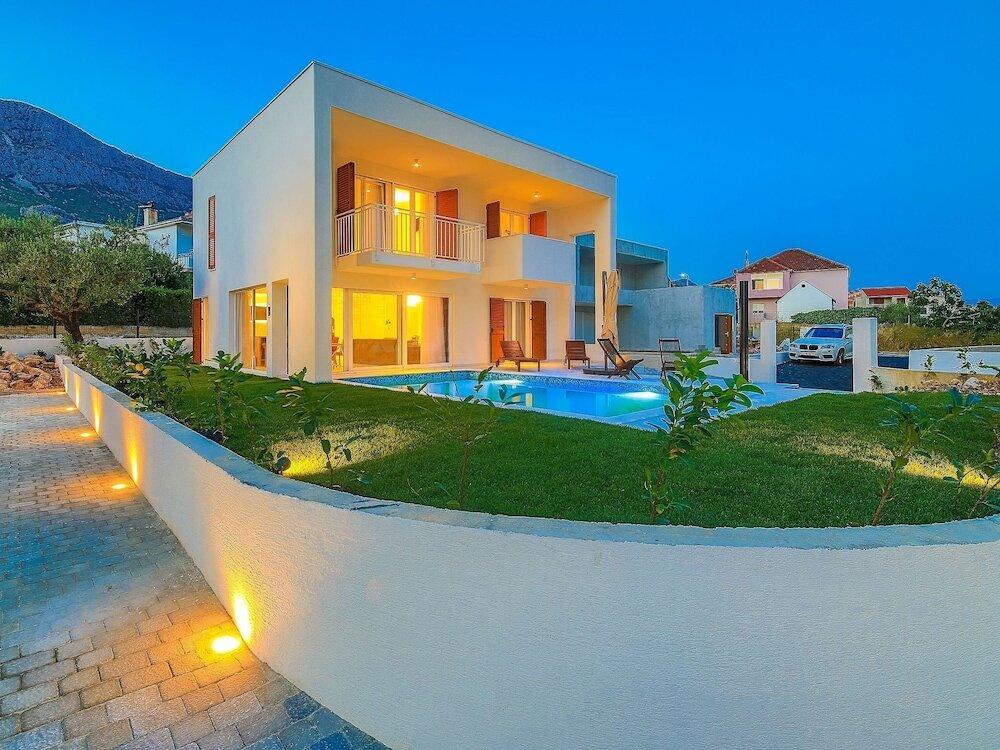 фото Luxurious Villa in Kaštel Gomilica With Pool