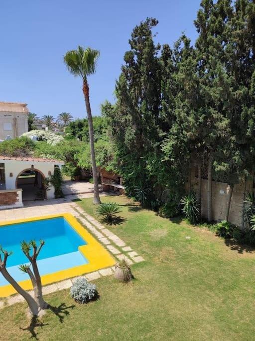фото Lovely spacious five bedroom villa with a pool