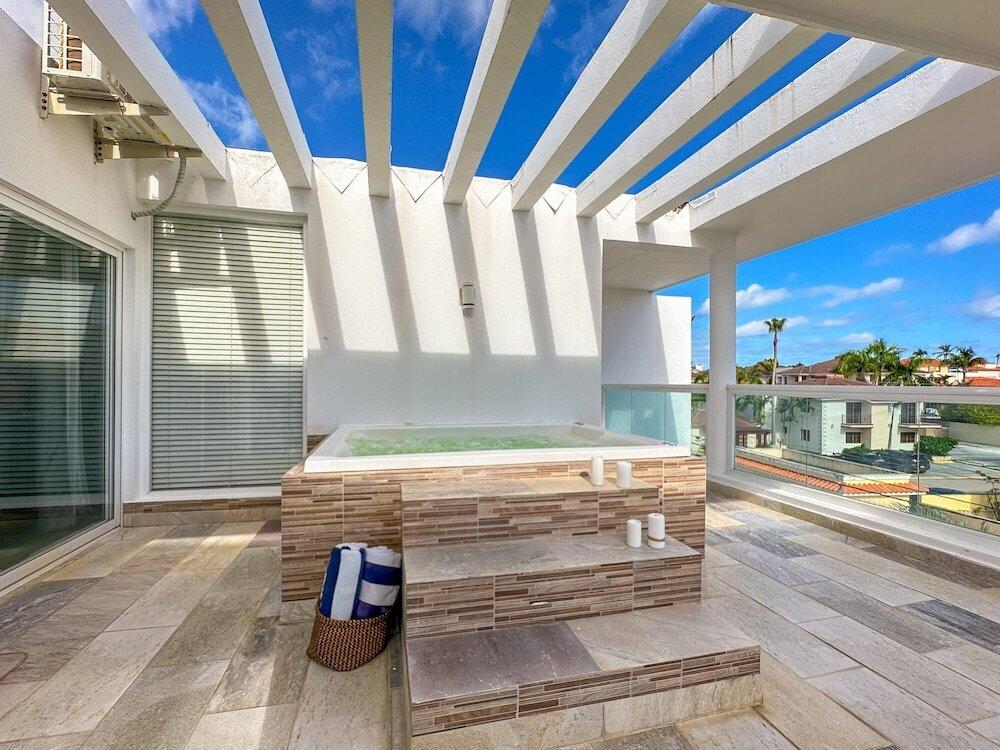 фото Incredible 3 BR Penthouse w BBQ Jacuzzi