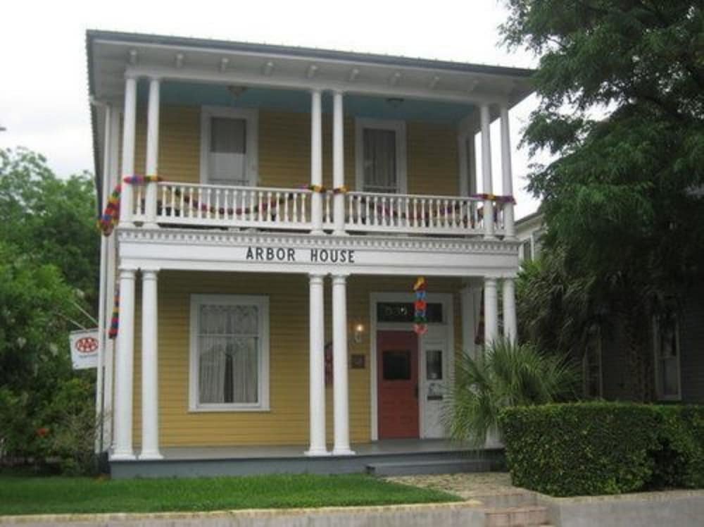 фото Arbor House Suites