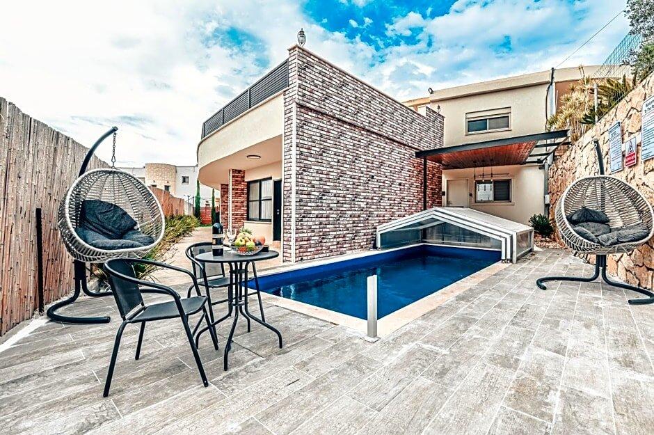 фото Anil's house - מתחם צימרים עם בריכה מקורה ומחוממת Zimmer with heated swimming pool