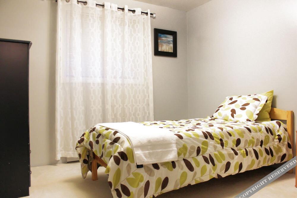 фото North York Furnished Guest House