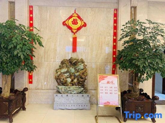 фото Double Dragon Holiday Hotel(Anqing Railway Station)
