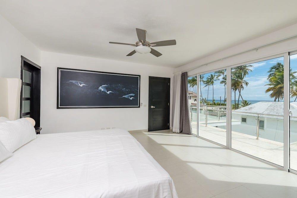 фото Luxury beachfront villa in Los Corales