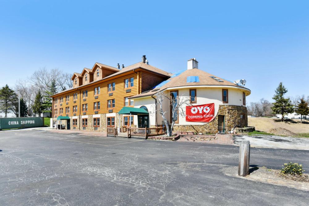 фото Casa Loma Inn & Suites by OYO Davenport IA near I-80