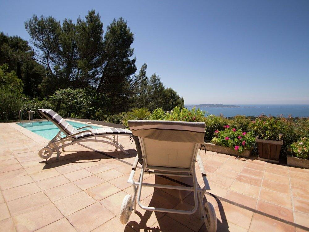 фото Nice house with beautiful sea views on the peninsula of Hyeres