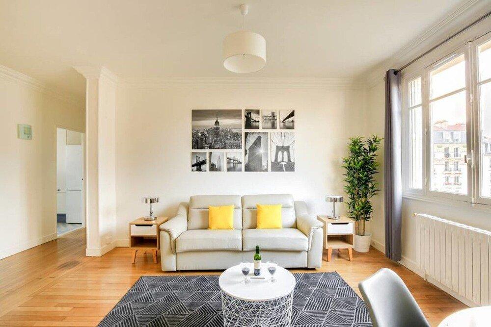 фото Spacious and Bright Apartment in Levallois