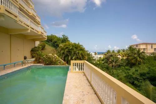 фото 3 bdr apt with pool steps from Sandy Beach