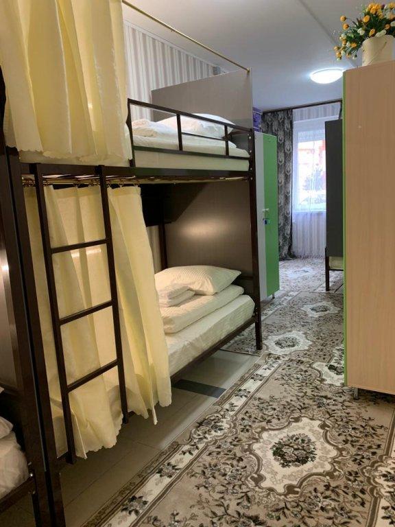 Двухместный семейный полулюкс (общая ванная комната) (двуспальная кровать)
