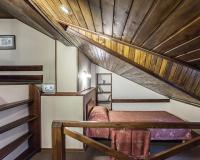 Одноместный улучшенный двухуровневый с балконом (двуспальная кровать) (с завтраком)