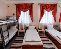 Кровать в мужском номере с двумя односпальными и одной двухъярусной кроватями (удобства на этаже)