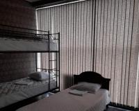 Кровать в общем номере c 2 двухъярусными и 3 односпальными кроватями (удобства на этаже)