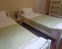 Двухместный номер с двумя односпальными кроватями и двухъярусной кроватью и (удобства на этаже)