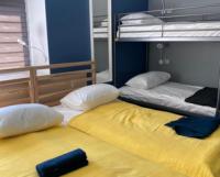 Бюджетный двухместный номер с 2 раздельными кроватями и 1  двухъярусной кроватью