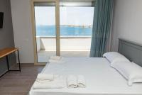 Двухместный номер Standard с балконом и с видом на море двуспальная кровать