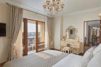 Двухместный люкс Royal с балконом и с красивым видом из окна (двуспальная кровать) (джакузи)
