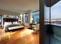 Двухместный люкс Grand Marina с видом на море двуспальная кровать