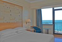Двухместный номер клубный Guest с балконом и с видом на море двуспальная кровать