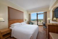 Двухместный номер Guest с балконом и с видом на море двуспальная кровать